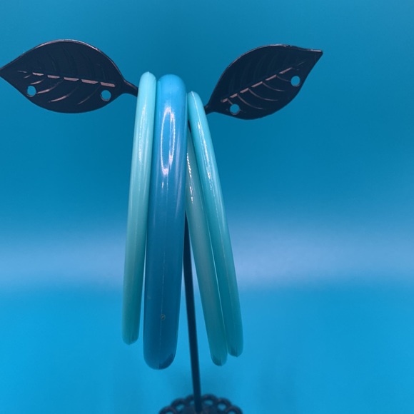 4 Vintage Blue Bangle Bracelets. - Picture 3 of 4